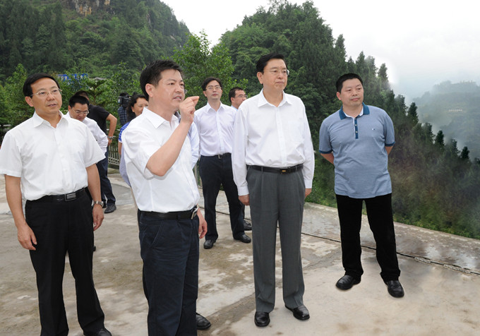 時(shí)任國務(wù)院副總理、中共中央政治局委員、重慶市委書記張德江視察重慶69